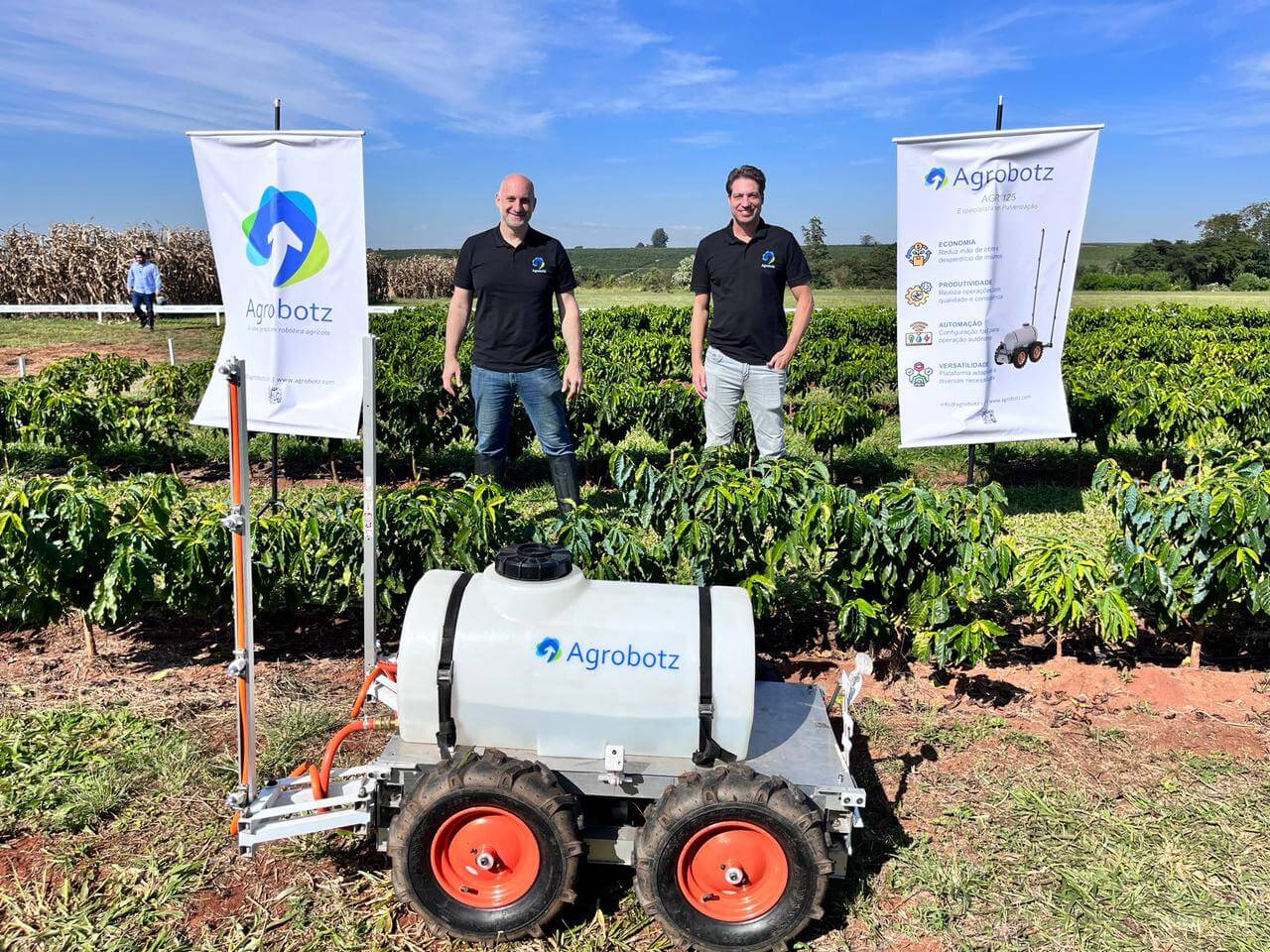 O robô pulverizador autônomo, AGR 125 e a liderança da Agrobotz na demonstração durante o dia da Corteva.