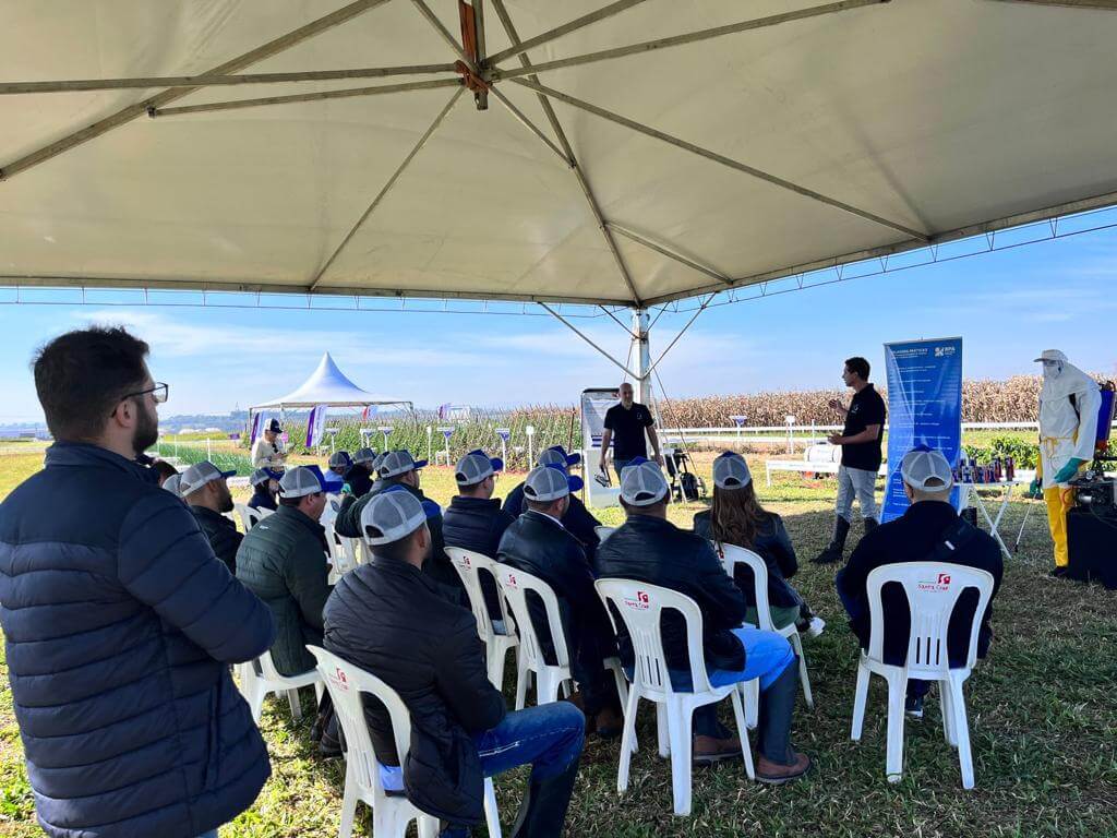 O robô pulverizador autônomo, AGR 125 e a liderança da Agrobotz na apresentação durante o dia da Corteva.