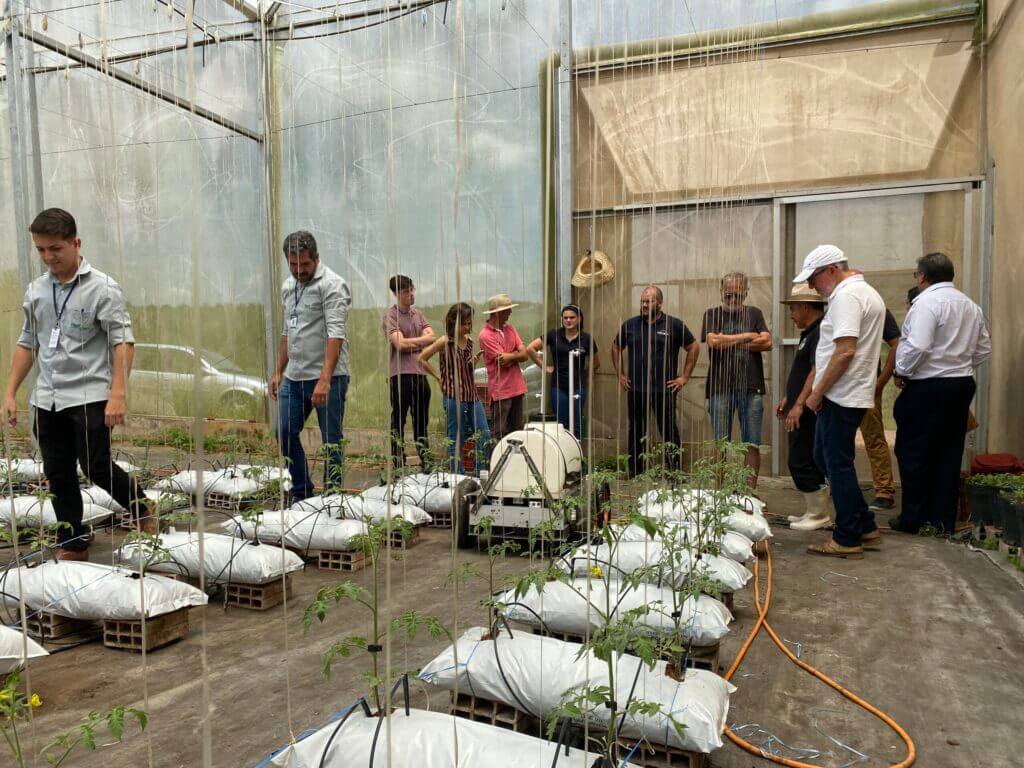 O robô pulverizador autônomo, AGR 125 da Agrobotz durante demonstração em uma estufa de tomate.