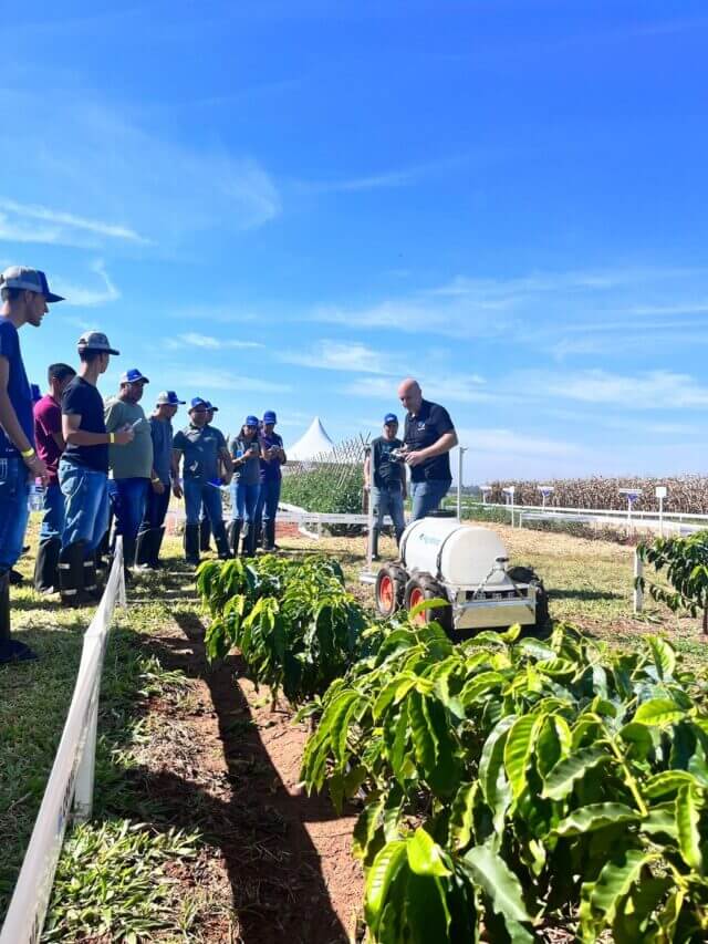 O robô pulverizador autônomo, AGR 125 e a liderança da Agrobotz na demonstração durante o dia da Corteva.